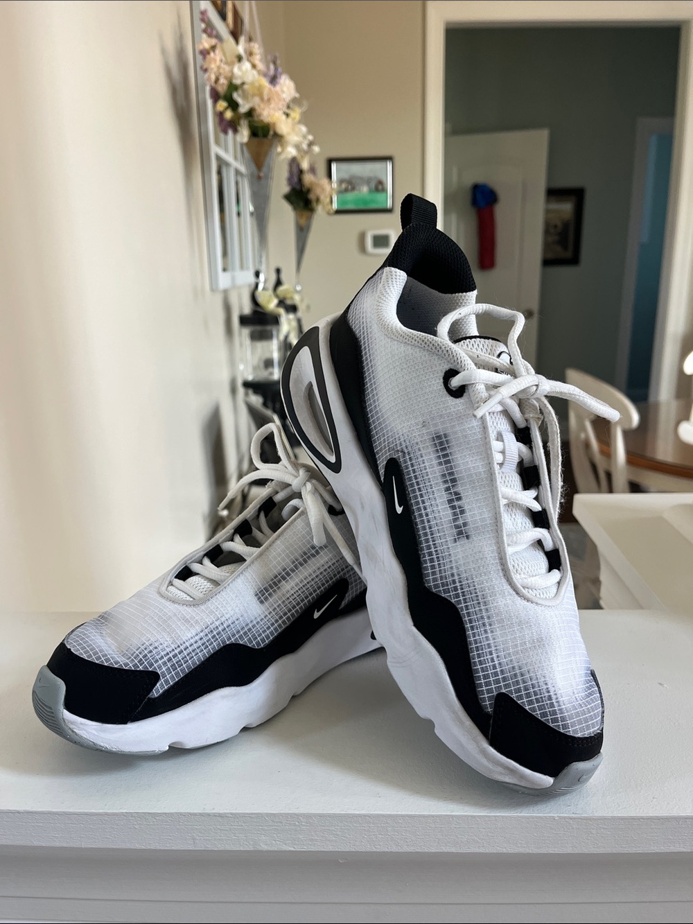 NIKE AIR Max White and Black Athletic Mesh Runners